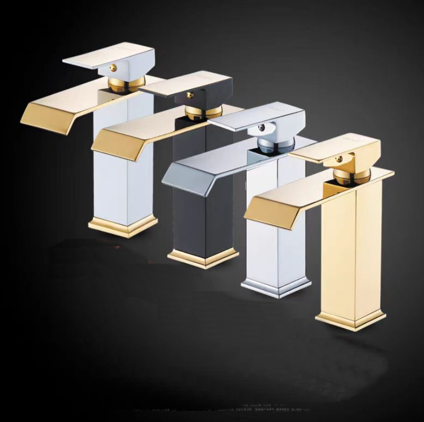 Home Bathroom With Two Toilets - 家庭用冷温両用洗面台蛇口、浴室とトイレに最適です。