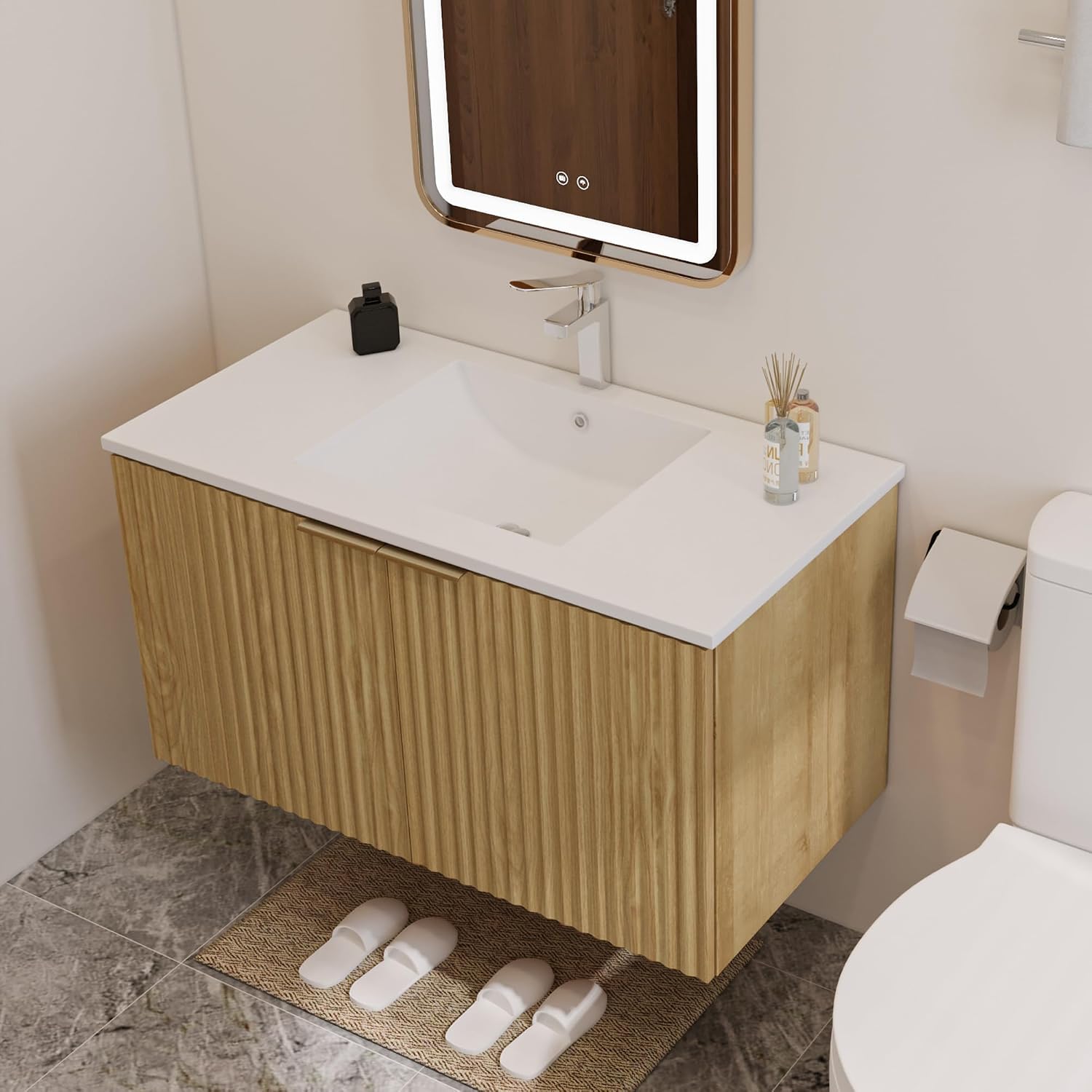 モダンなフローティング式洗面化粧台、波状テクスチャの扉付き壁 - Home Bathroom のレビューと価格